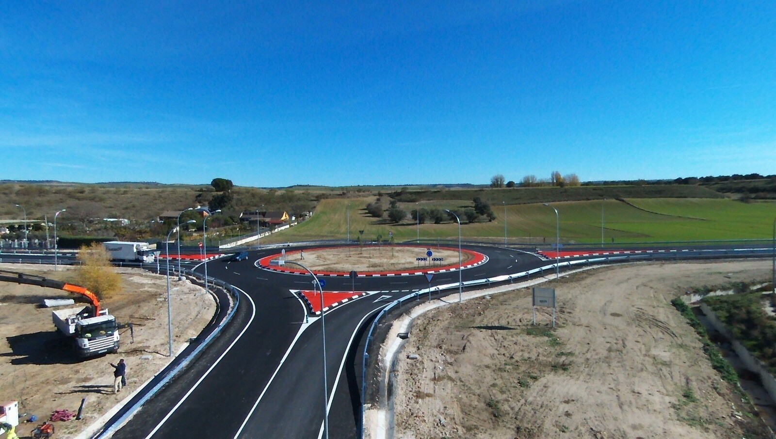 Glorieta de conexión UE-17 y UE-18 con ctra M-103 Talamanca de Jarama (Madrid)